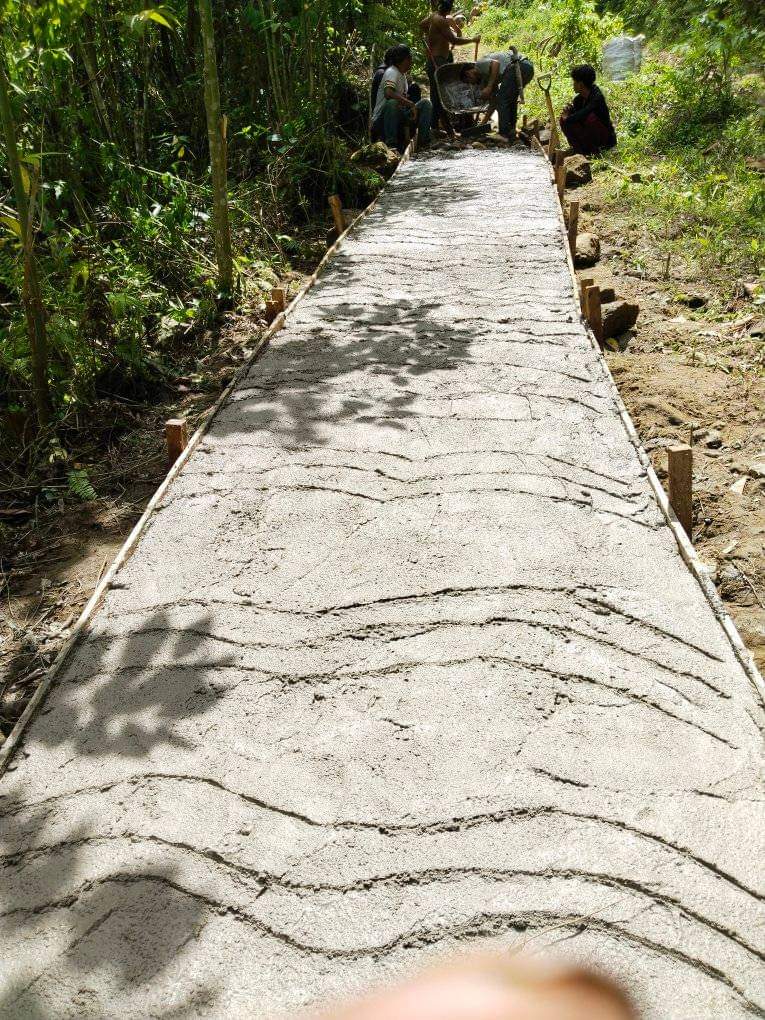 Hari ke 1 Berjalan Program Pemeliharaan Jalan Rabat Beton Poros Antra Susun Kahaleang Desa Indobanua Semoga Berjalan Lancar