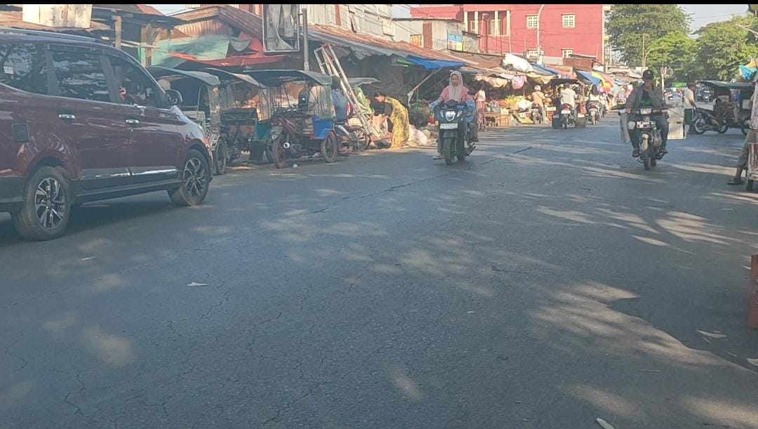 Selain Tenda Warna-Warni, Sampah di Jalan Menjadi Potret Pelengkap Pasar Pannampu di Kecamatan Tallo