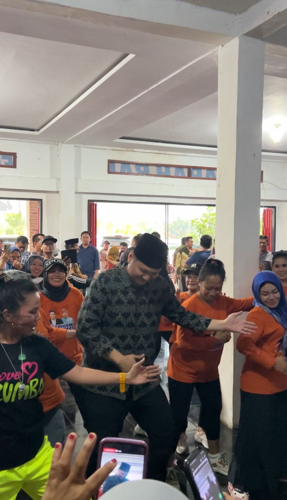 Keseruan Emak-Emak Srikandi Luwu Di Kecamatan Lamasi Aerobik Zumba Bersama Arham-Rahmat