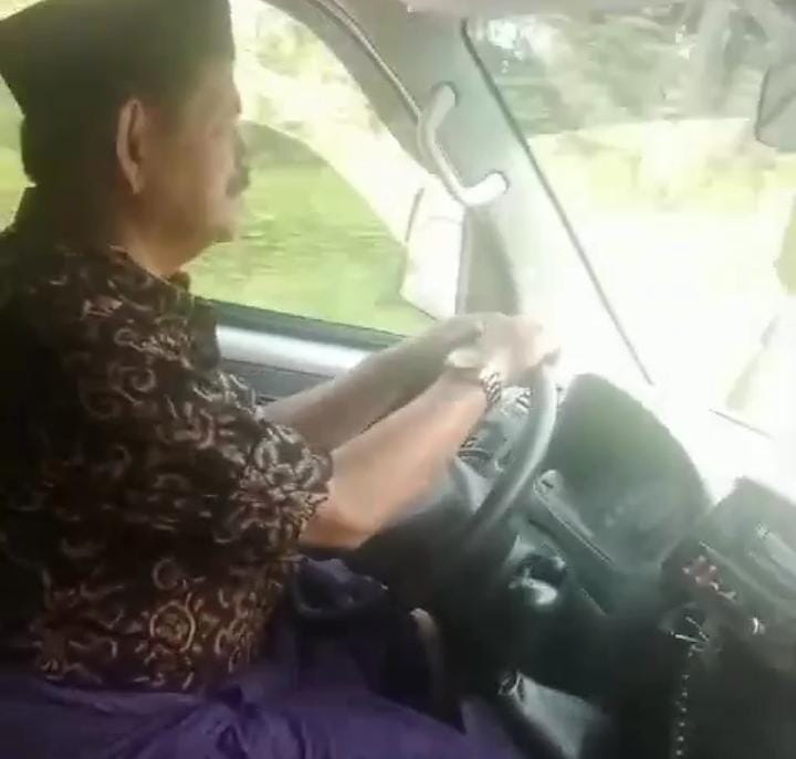 Calon Wakil Bupati Luwu Nomor Urut 3 Menyetir Mobil Ambulance Untuk Warga Yang Memerlukan Bantuan