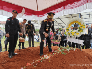 Kapolda Sulsel Pimpin Upacara Pemakaman Kompol Anumerta Ryanto Ulil Anshar