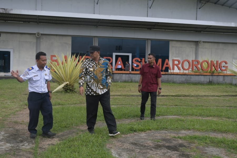 Tinjau Bandara Sumarorong, Bahtiar Bahas Penerbangan Mamasa – Toraja dan Mamuju