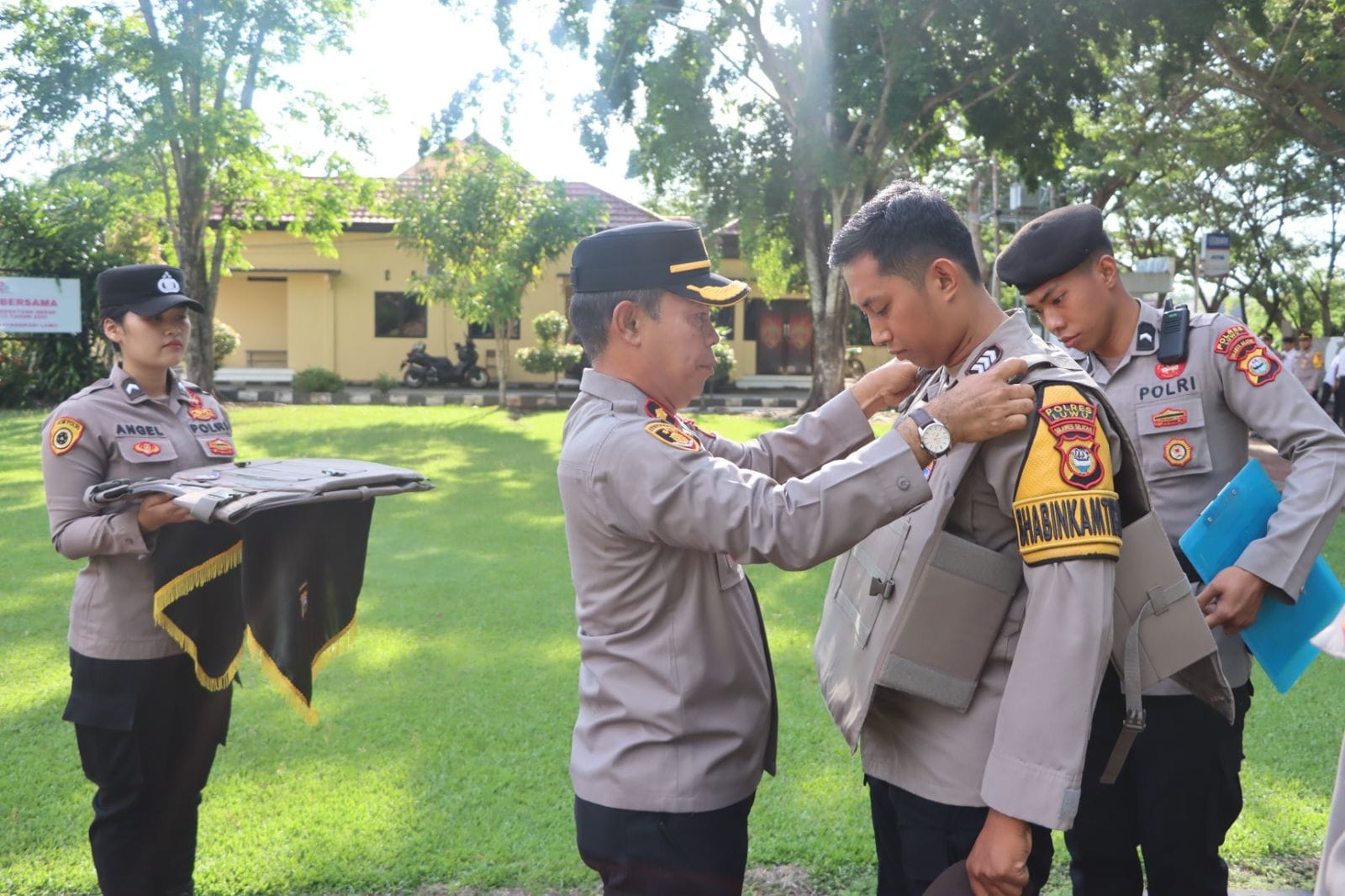 Sinergi Polres Luwu dan Masyarakat: Wakapolres Serahkan Rompi untuk Keamanan Pilkada yang Berbudaya