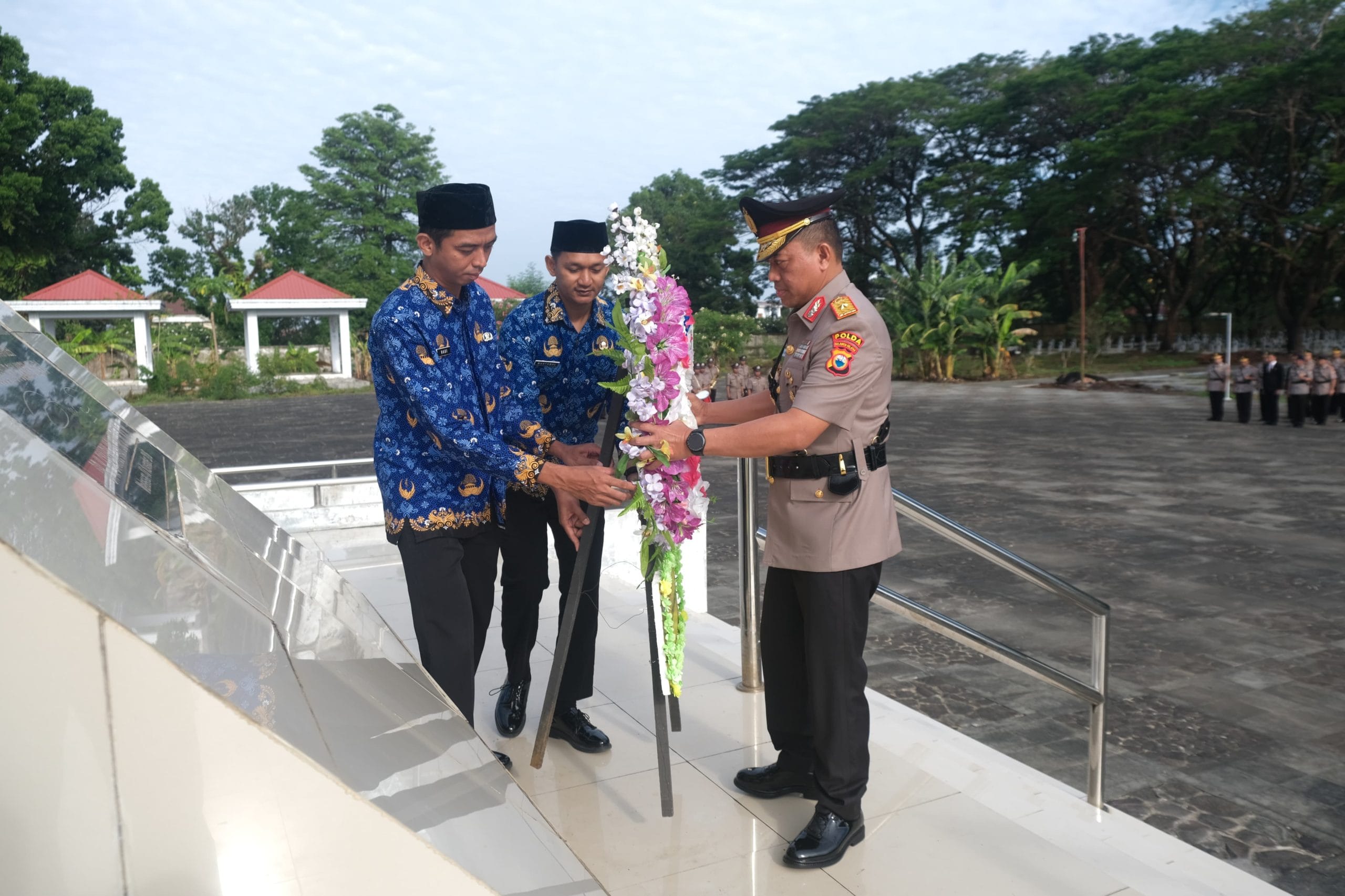 Wakapolda Sulsel Pimpin Upacara dan Tabur Bunga HUT KORPRI Ke-53 di Taman Makam Pahlawan Panaikang