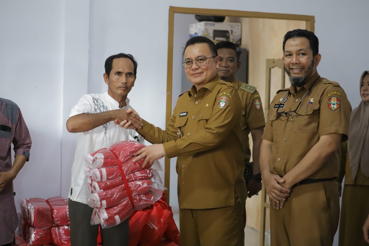 Pemkab Wajo Serahkan Bantuan Korban Bencana