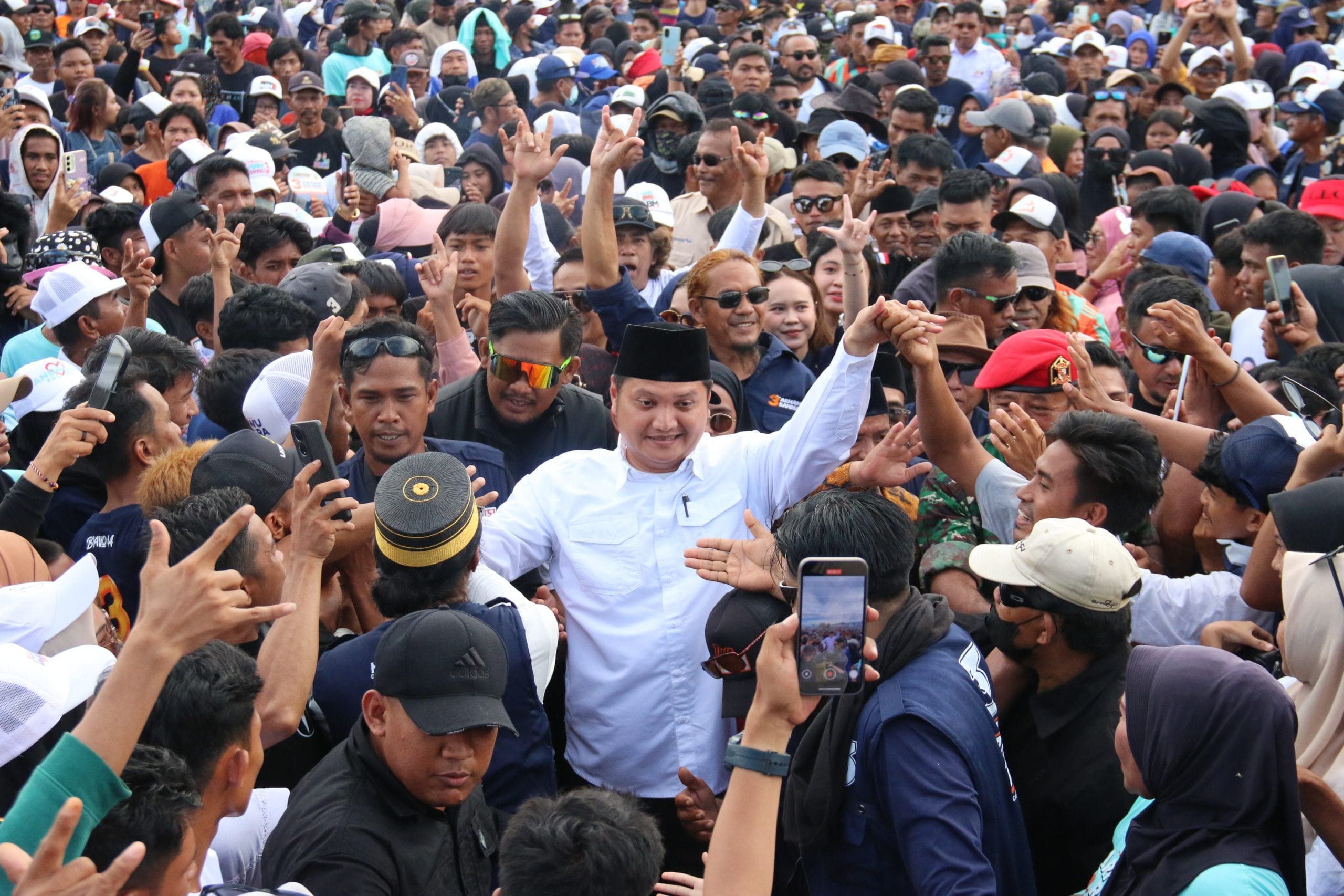 Kampanye Dialogis Arham-Rahmat di Kecamatan Bajo, Puluhan Ribu Masyarakat Luwu Padati Lapangan Andi Attas