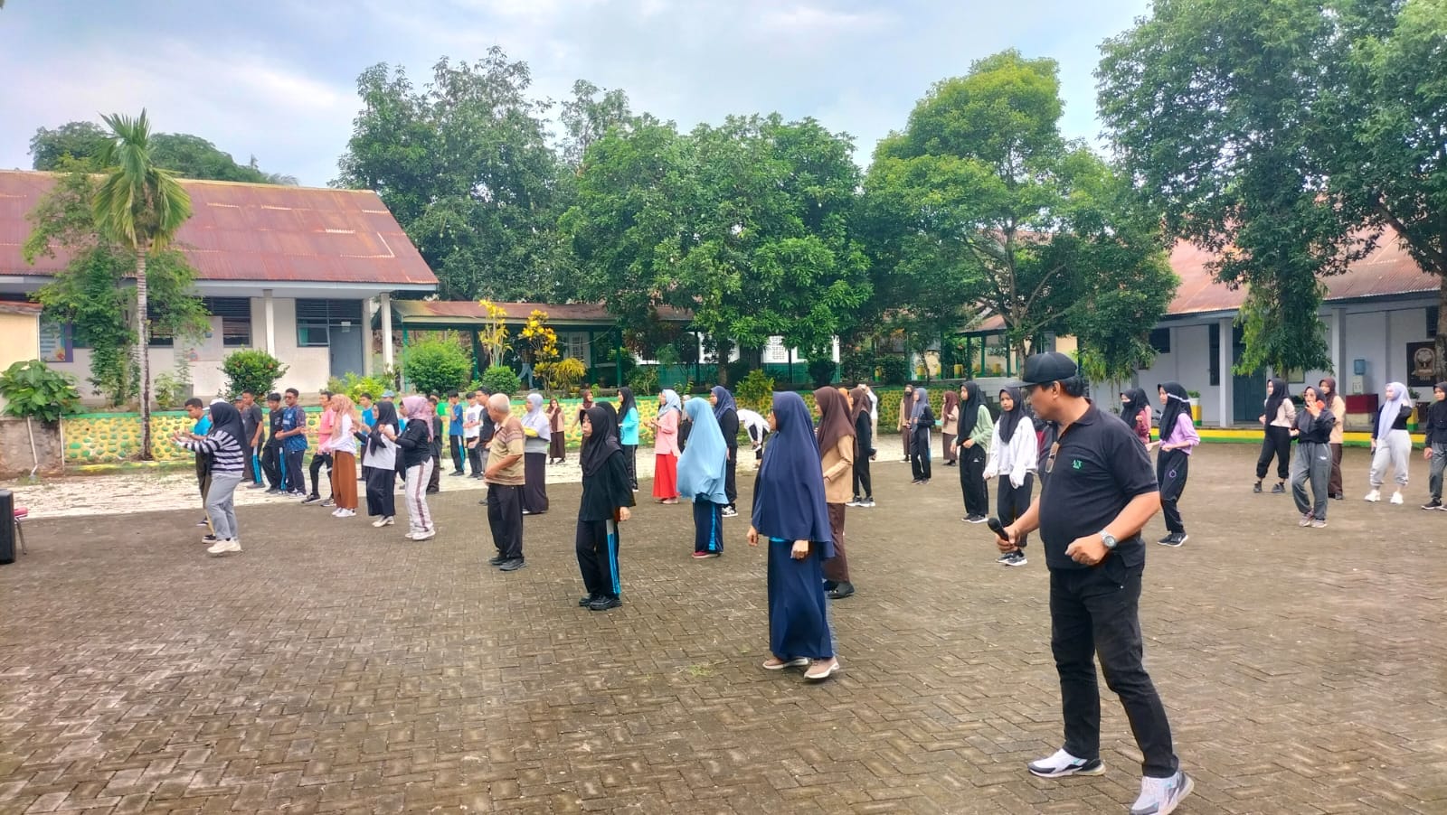 SMAN 8 Soppeng Gembirakan Pagi dengan Senam Irama