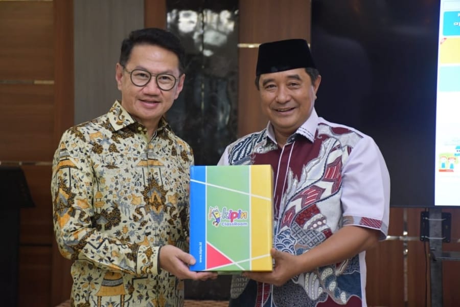 Pj Gubernur Bahtiar Terima Audiensi Wakadin Indonesia, Serahkan Bantuan IoT Devices untuk Anak-anak Kepulauan dan Pelosok