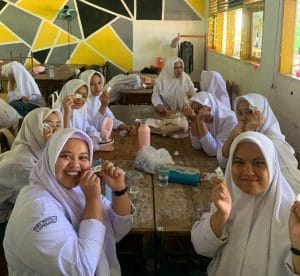 Pemberian Tambah Darah Bagi Siswi di SMA Negeri 2 Enrekang