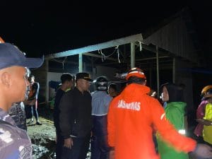 Kapolsek Mamuju dan Tim Gabungan Berjibaku Evakuasi Korban Longsor di Tapodede