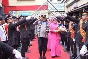 Tradisi Pedang Pora Lepas Kepergian Brigjen Pol Dr. Mokhamad Ngajib