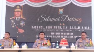 Kapolda Sulsel Panen Raya Jagung dan Kunjungi Pembagian Makanan Bergizi Gratis di Kecamatan Pammana