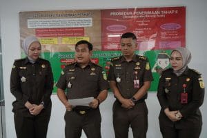 JPU Kejati Sulsel Menerima Penyerahan 3 Tersangka dan Barang Bukti Perkara Skincare dari Penyidik