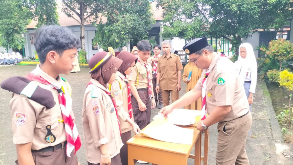 UPT SMAN 8 Soppeng Gelar Upacara Bendera dan Pelantikan Pengurus Dewan Ambalan Baru