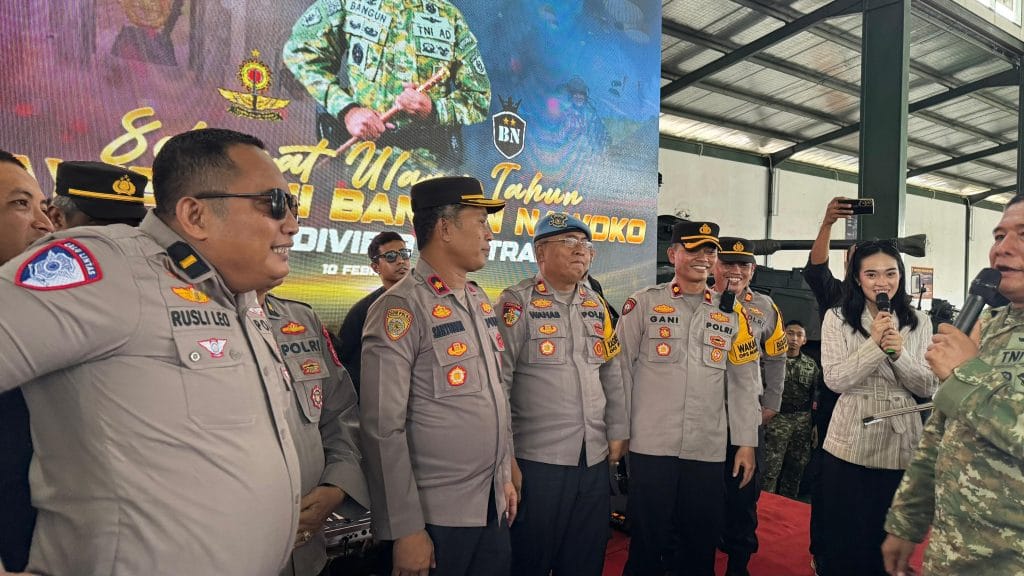 Kapolres Gowa Diwakili Wakapolres Gowa Beri Ucapan Selamat Ulang Tahun kepada Pangdivif 3 Kostrad