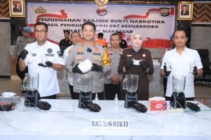 Satuan Narkoba Polrestabes Makassar Musnahkan BB Sabu 1,4 Kg dengan Diblender