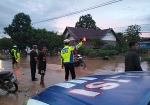 Satlantas Polres Luwu Gerak Cepat Atur Lalu Lintas dan Bantu Evakuasi Warga di Lokasi Banjir Salu Paremang