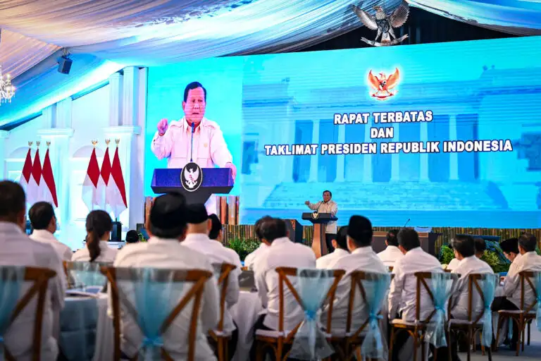 Presiden Prabowo Subianto menggelar rapat terbatas dan taklimat bersama jajaran kabinet Merah Putih di Halaman Istana Kepresidenan Jakarta, pada Selasa, 4 Maret 2025. (Foto: BPMI Setpres)
