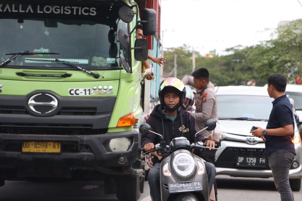Berbagi dengan Hati, Polri Selalu di Hati! Sat Intelkam Polres Luwu dan Mahasiswa Tebar Kebaikan di Bulan Ramadhan
