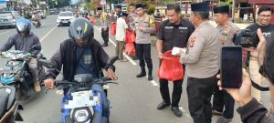 Kapolresta Mamuju Ajak Awak Media Bagikan Takjil Kepada Pengendara Jelang Buka Puasa