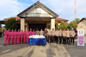 Berbagi Berkah di Bulan Suci, Polsek Belopa Polres Luwu Bagikan Takjil untuk Masyarakat