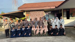 Mengisi Ramadan Dengan Berkah, Polsek Tanasitolo Yasinan Dan Pembagian Takjil Kepada Anak Yatim