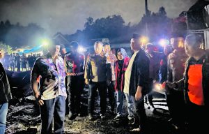 6 Rumah Warga Ludes Terbakar Di Kecamatan Suli Barat, H. Patahudding Turun Bawa Bantuan