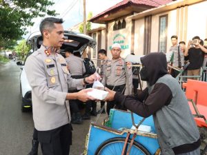 Kapolres Majene Berbagi Takjil untuk Tukang Becak di Bulan Ramadhan