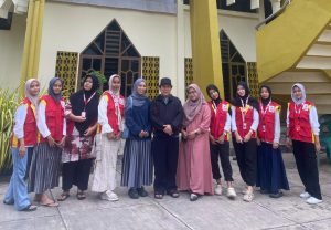 Pembina PMR SMA Negeri 2 Enrekang Ikut Berbagi Takjil