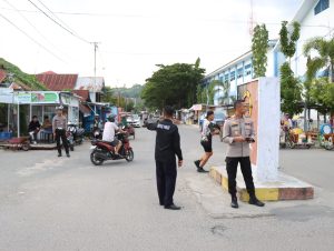 Kapolres Majene memantau dan monitoring personel Polres Majene yg melaksanakan Pengamanan dalam aktifitas Masyarakat