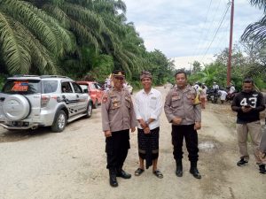 Kapolsek Tommo Pimpin Langsung Pengamanan dan Pengawalan Persembahyangan Umat Hindu ke Pantai Polo Camba