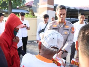 Kapolres Majene Bersama Satuan Intelkam Berbagi Ratusan Takjil Kepada Pengguna Jalan