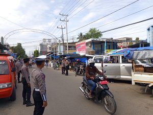 Personel Operasi Ketupat Marano Polres Majene Atur Lalu Lintas di Sekitar Pasar Sentral