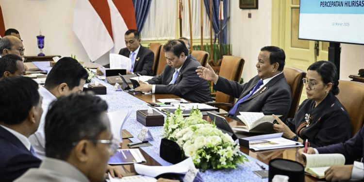 Presiden Prabowo Subianto memimpin rapat terbatas terkait Percepatan Hilirisasi di Istana Merdeka, Jakarta, pada Senin malam, 10 Maret 2025. (Foto: BPMI Setpres)