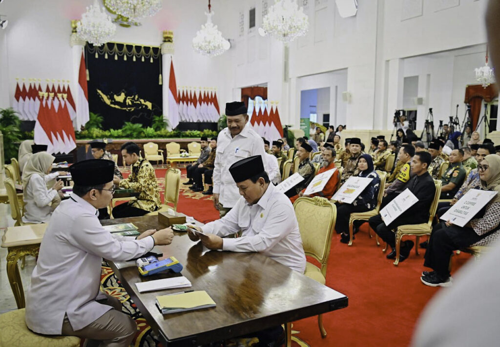 Presiden Prabowo Subianto menghadiri dan melakukan penyerahan zakat kepada Badan Amil Zakat Nasional (BAZNAS) pada Kamis, 27 Maret 2025, di Istana Negara, Jakarta. (Foto: BPMI Setpres)
