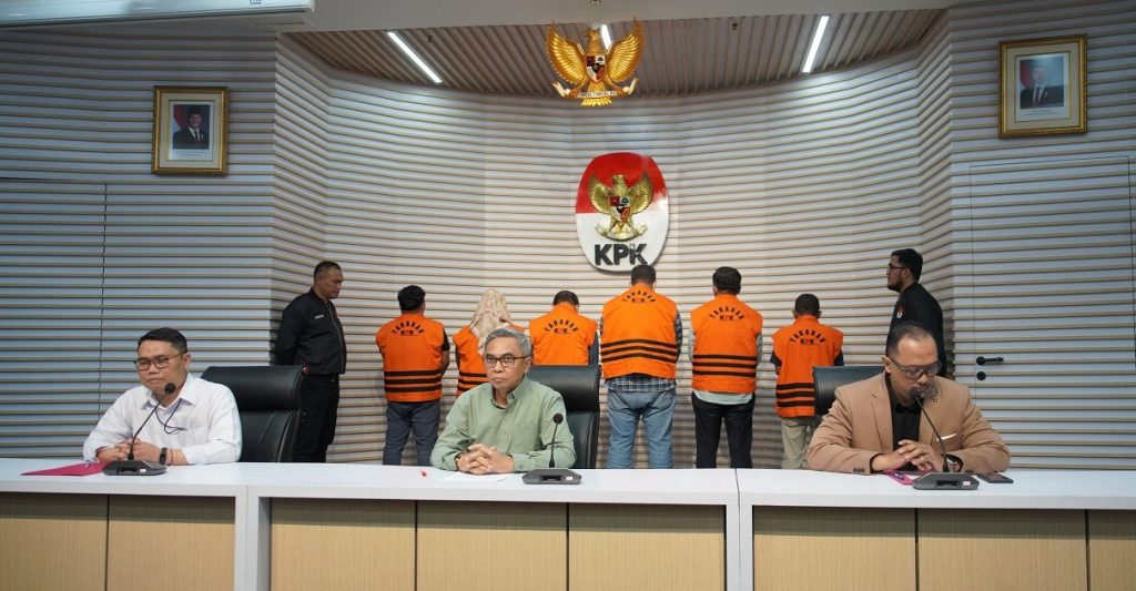 Komisi Pemberantasan Korupsi (KPK) melakukan kegiatan penyelidikan tertutup atau tangkap tangan terkait penerimaan hadiah atau janji dalam pengadaan barang dan jasa di lingkungan Dinas Pekerjaan Umum dan Perumahan Rakyat (PUPR) Kabupaten Ogan Komering Ulu (OKU), Provinsi Sumatera Selatan, tahun anggaran (TA) 2024 s.d. 2025 (Foto: Dok KPK)