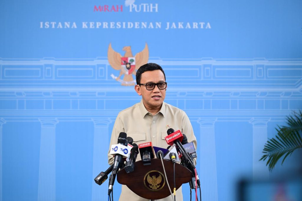 Menteri Perlindungan Pekerja Migran Indonesia (P2MI), Abdul Kadir Karding menyampaikan keterangannya kepada awak media di Kompleks Istana Kepresidenan Jakarta, pada Jumat, 14 Maret 2025. (Foto: BPMI Setpres)