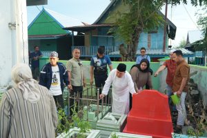 Momen Wagub Sulbar Ziarah Kubur ke Makam Ayahnya