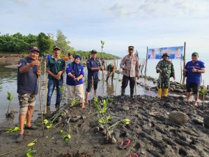 Peringati Hari Bumi Sedunia, Polres Luwu Kobarkan Semangat Hijaukan Pesisir