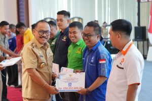 Gubernur Sulbar Suhardi Duka Serahkan Bantuan Hibah Rp 2,2 Miliar ke Partai Politik ( Parpol ) Yang memiliki Kursi Legislatif