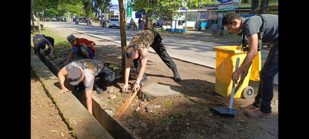 Tingkatkan Semangat Kerja, Polsek Bontomarannu Lakukan kerja Bakti