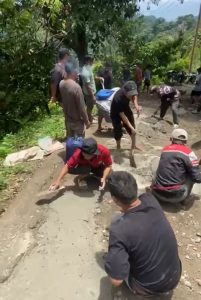 Utamakan Kepentingan Bersama, Alimuddin Kades Limboro Bersama Warga Gotong Royong Perbaiki Jalan