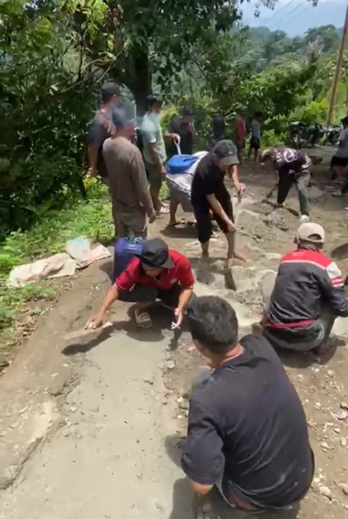 Utamakan Kepentingan Bersama, Alimuddin Kades Limboro Bersama Warga Gotong Royong Perbaiki Jalan