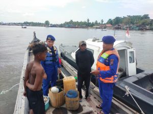 Sat Polairud Polres Tanjung Balai Periksa Kapal Tanpa Nama dan Sampaikan Pesan Keselamatan Berlayar