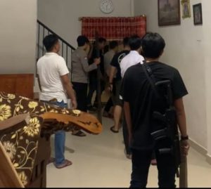 Gabungan Personil Polres Polman bersama Polsek Wonomulyo Mendatangi TKP Warga yang Mengancam Keluarganya dengan Senjata Tajam