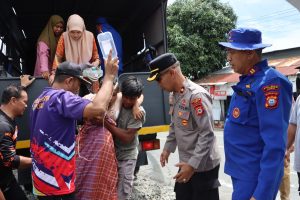 Polres Luwu Tanggap Banjir Ponrang : Evakuasi Ibu Hamil hingga Amankan Jalur Trans Sulawesi