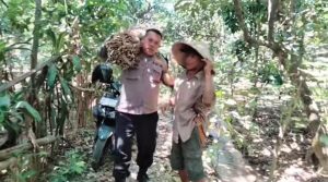 Teladani sosok Sayyidina Umar Bin Khattab, Bhabinkamtibmas Ini Rutin Berbagi
