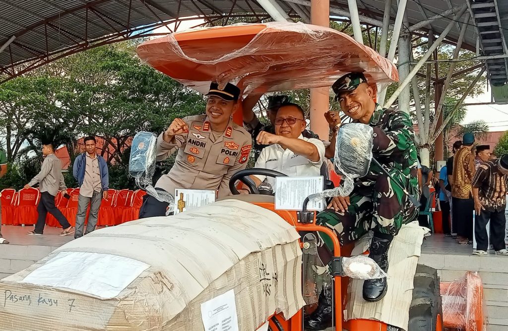 Wakil Bupati pasangkayu Hadiri penyerahan Bantuan Alat Pertanian di Alun-alun Smart Pasangkayu