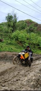 Jalan Menuju Desa Popenga Masih Sangat Memprihatinkan