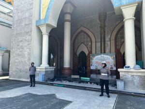 Polwan Polres Luwu Amankan Ibadah Sholat Jumat dengan Pendekatan Humanis